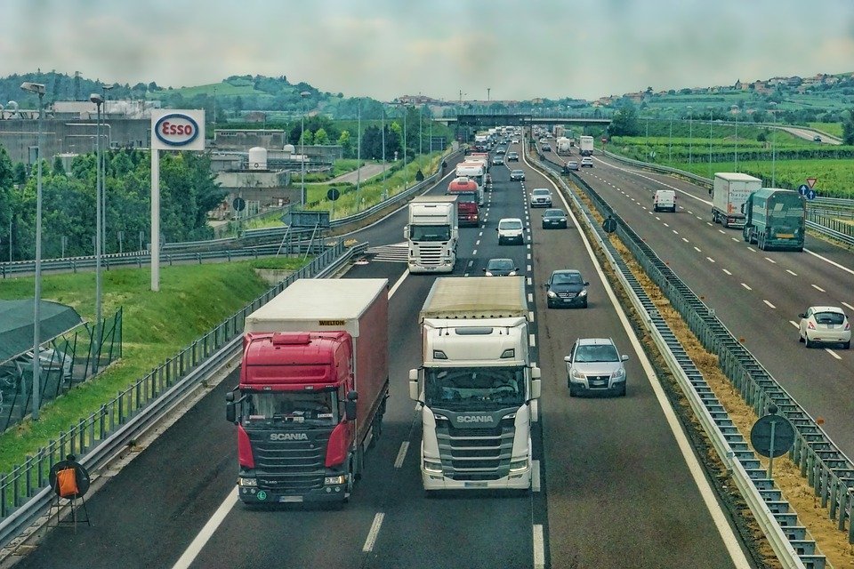 Jak wybrać odpowiednią ciężarówkę z windą?