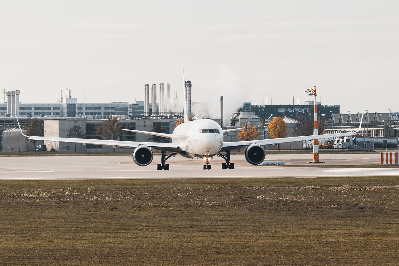 Opcje ekonomicznego parkowania przy głównym porcie lotniczym w stolicy