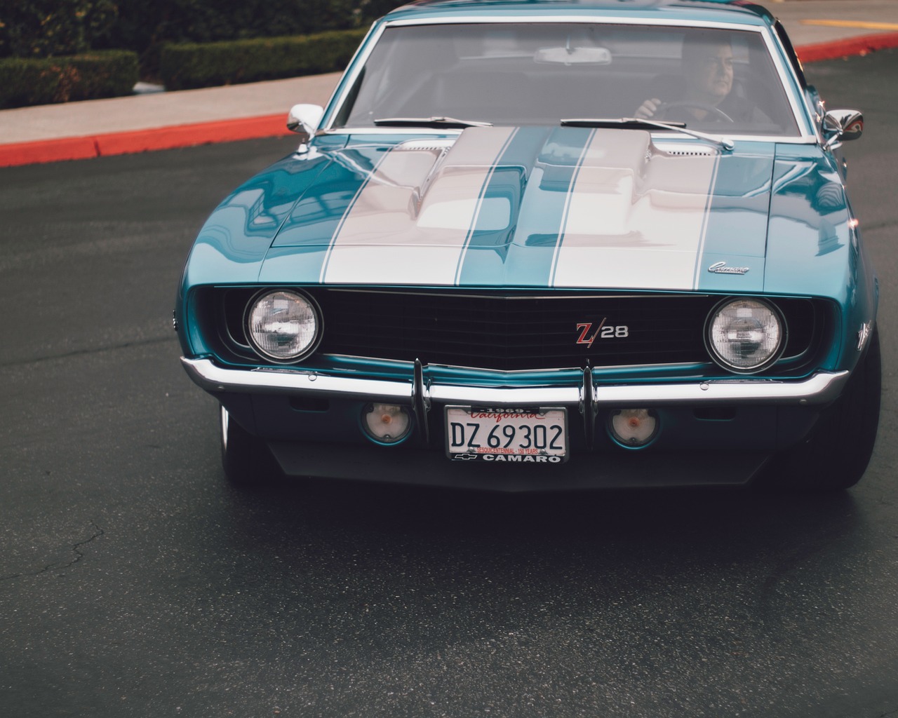 Oznaczenia pojazdów: jak naklejki na tablice rejestracyjne wpływają na estetykę i funkcjonalność